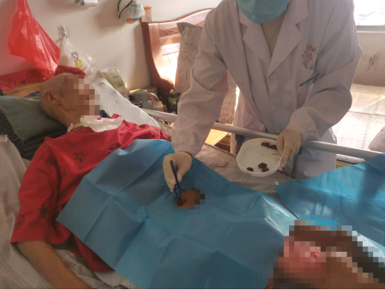 “感谢你们，让卧床老人足不出户也能享受专业医疗！”