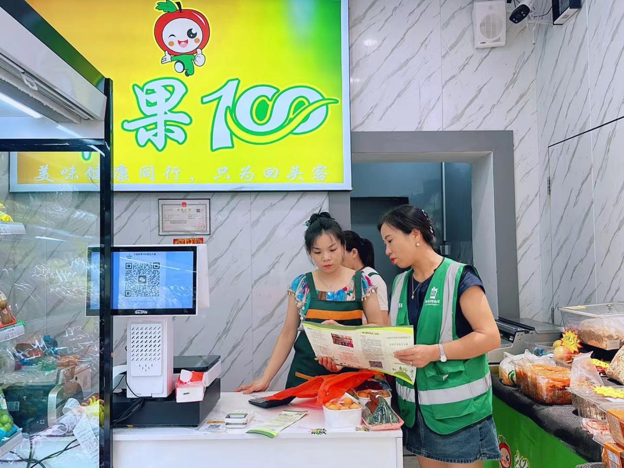 江西万载：垃圾分类进商铺 精准指导促环保