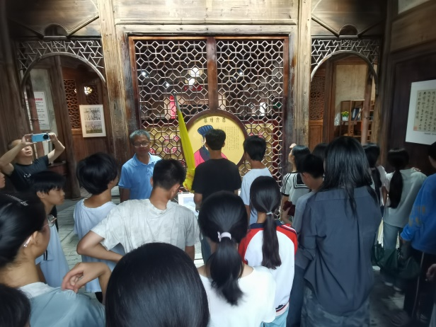 探访乡土文化根脉 践行社会担当——崇仁县三山中学学生走进长仁塔上村文化中心进行社会实践