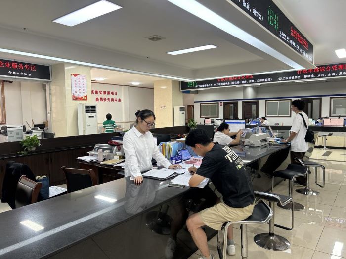 万载县行政审批局优化服务 高效办证保饮水安全