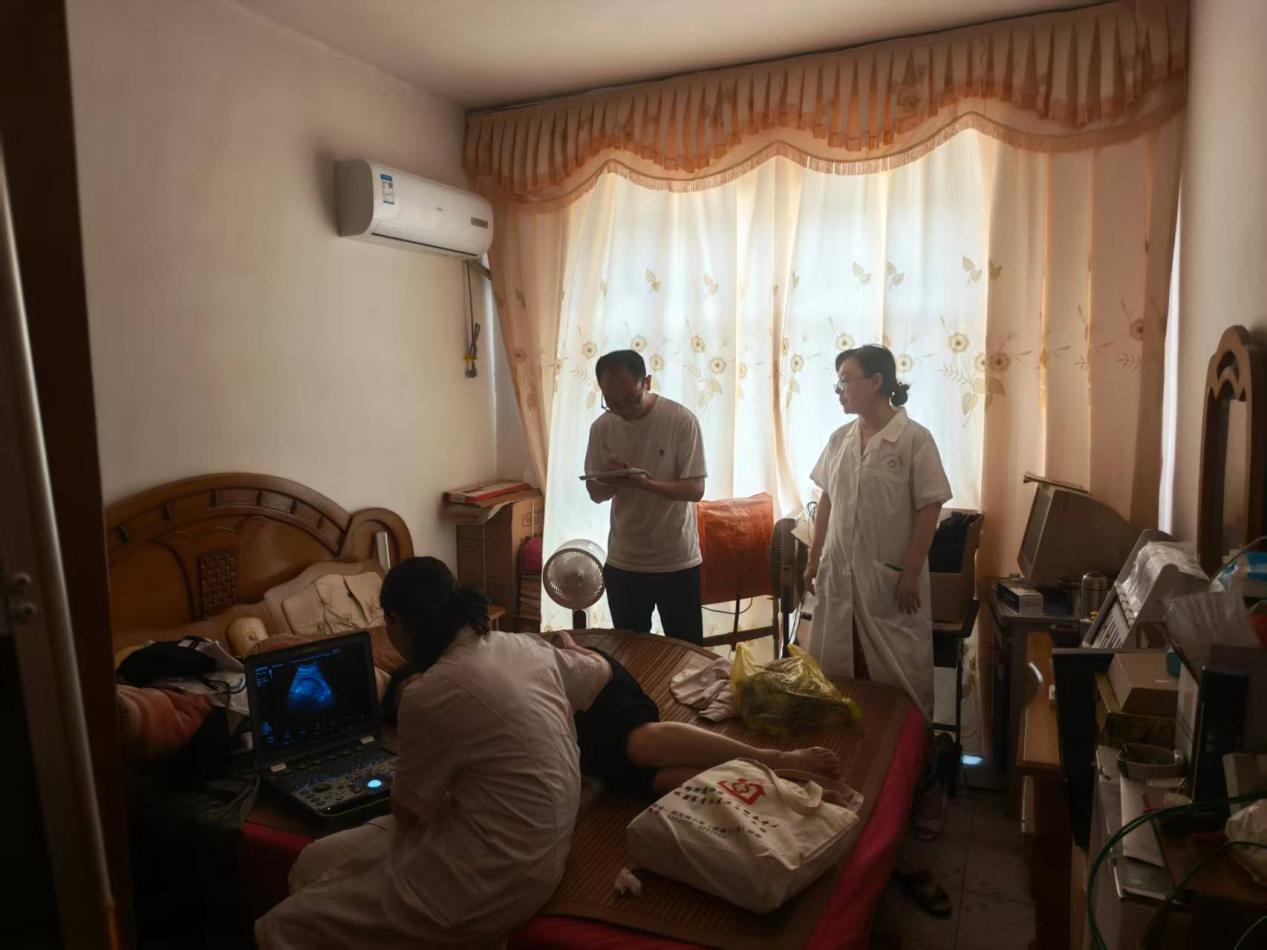 足不出户享关怀！这群“健康守护者”为行动不便老人架起暖心桥