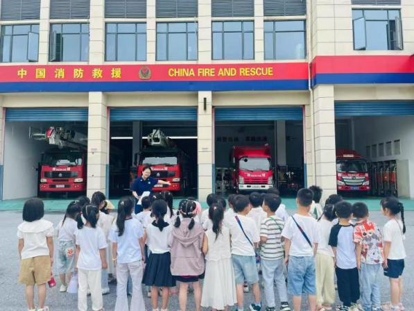 萌娃探消防 安全“童”行——崇仁县第五幼儿园走进消防救援大队