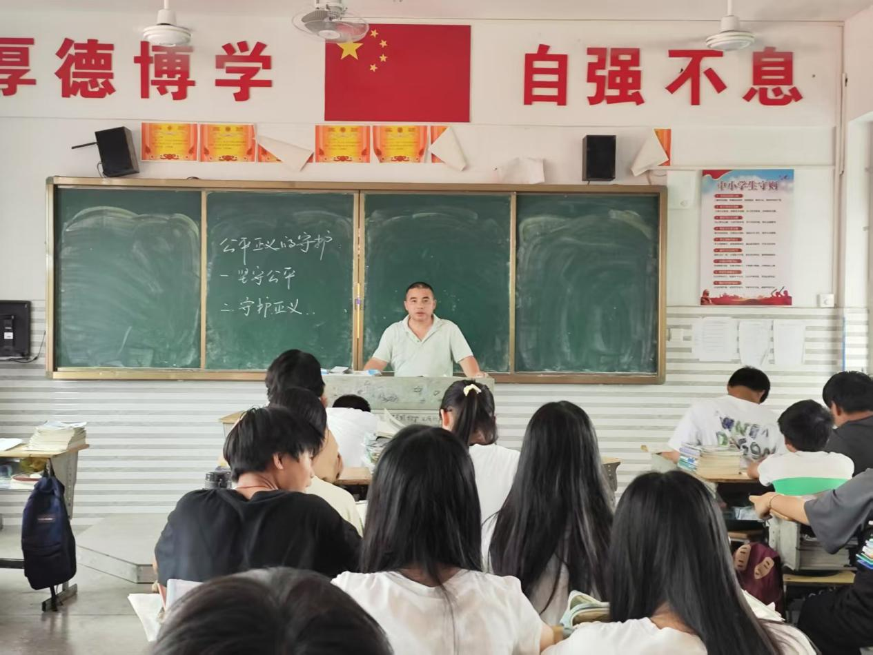乐安县南村中学开展同上一堂思政课公开教学