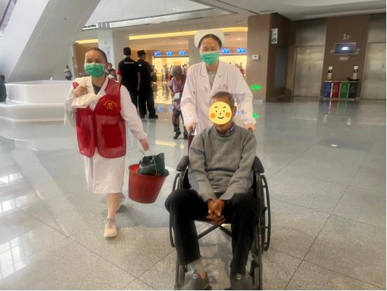 高安市人民医院医护志愿者：白衣之外的温暖坚守  