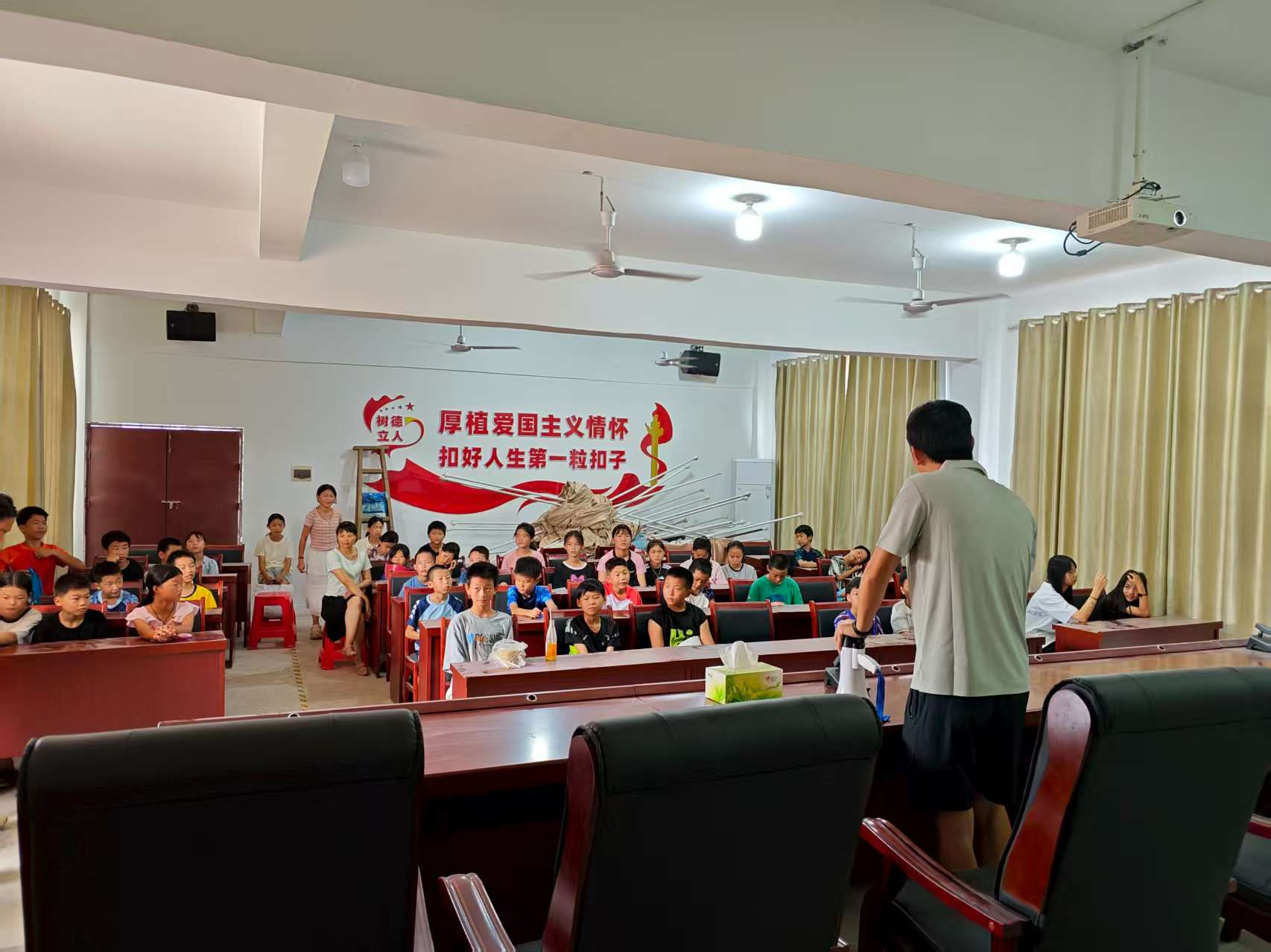 浪花里练就真本领——崇仁县六家桥乡中心小学关工委开展游泳技能培训活动
