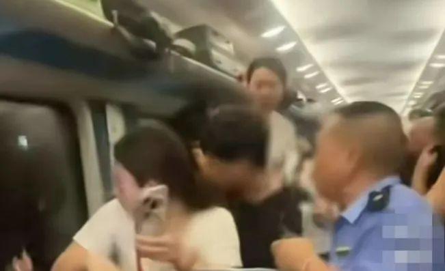 长天新闻丨江右锐评：乘客砸窗通风，网友为何支持？