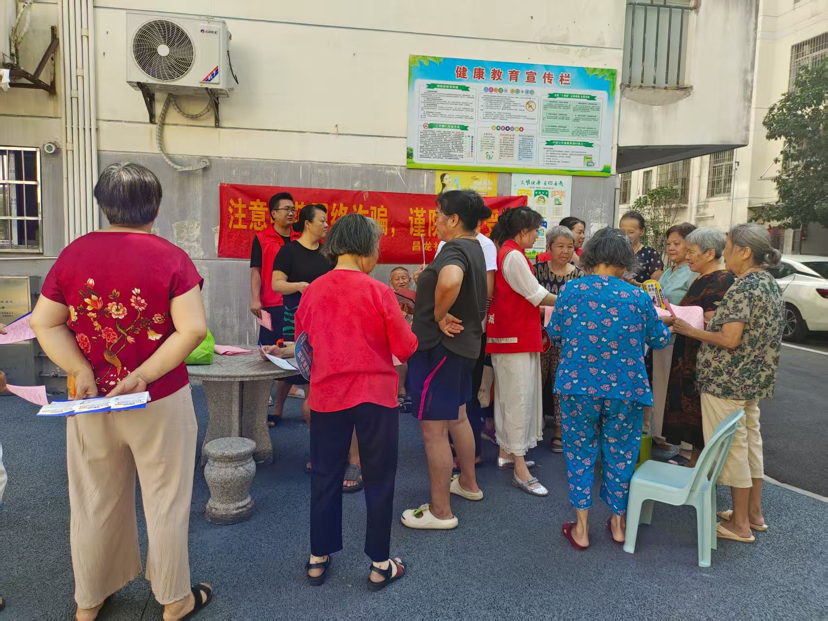 丰城市剑光街道昌龙社区开展网络诈骗知识宣传活动
