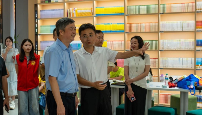 江西职业技术大学党委书记胡永红看望慰问暑期社会实践团队师生