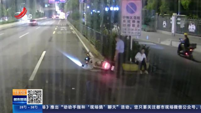 【放眼天下】湖北武汉：暖心瞬间！公交司机救助摔倒女子