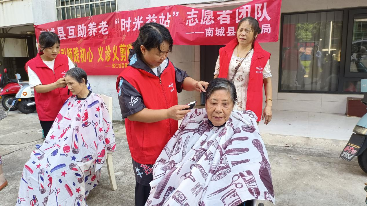 党建引领践初心 义诊义剪暖人心