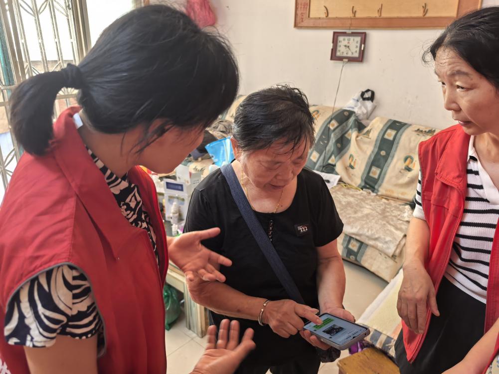 丰城市剑光街道金马社区：居民险遭“退费”陷阱 社区反诈宣传显实效