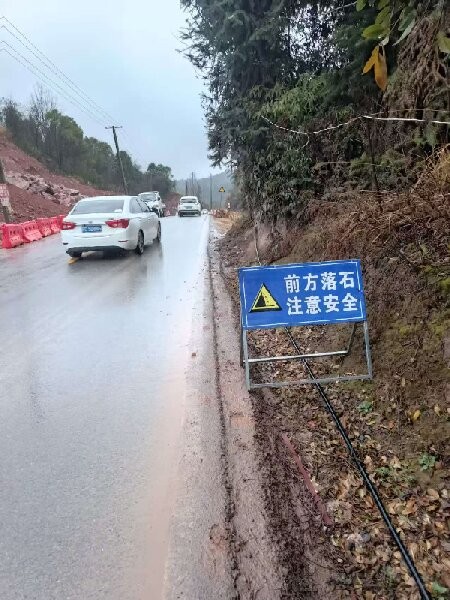 江西万载：施工堵路市民忧 12345热线速响应
