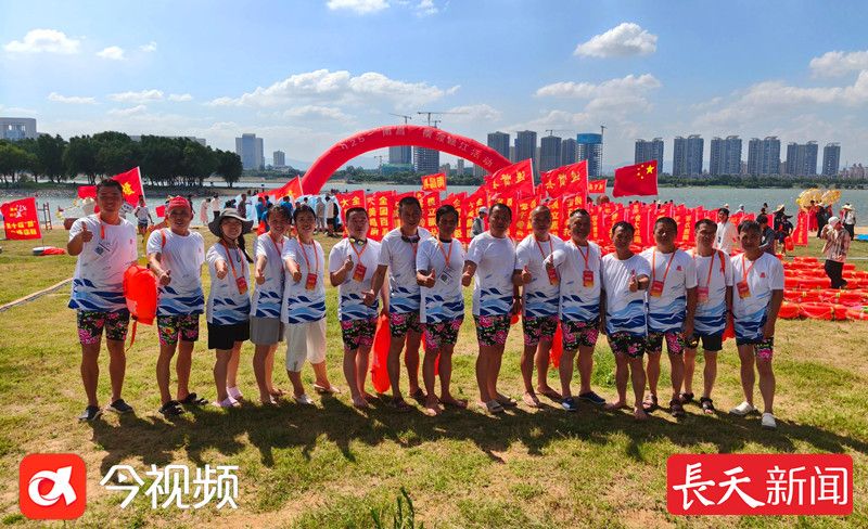 铜鼓县数十名游泳爱好者横渡赣江