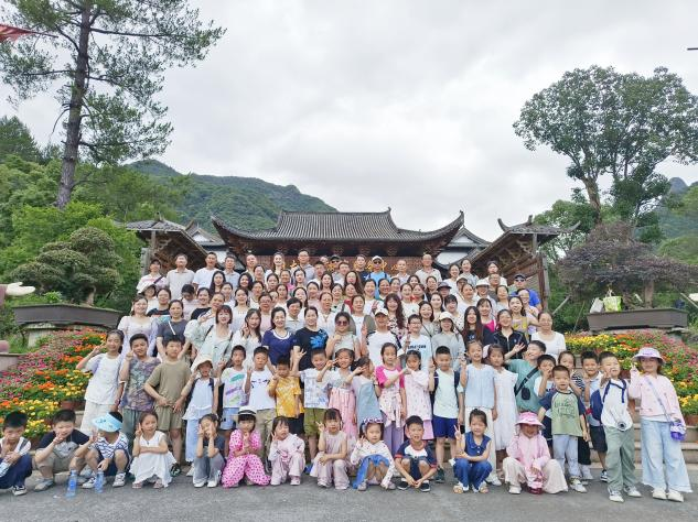 搭悬崖动车 赏山川秀色——资溪县第一小学春秋游之旅