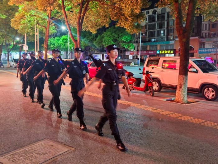 “关好”车门 守住“大平安”万载特巡警持续开展“拉车门”安全提醒守护行动