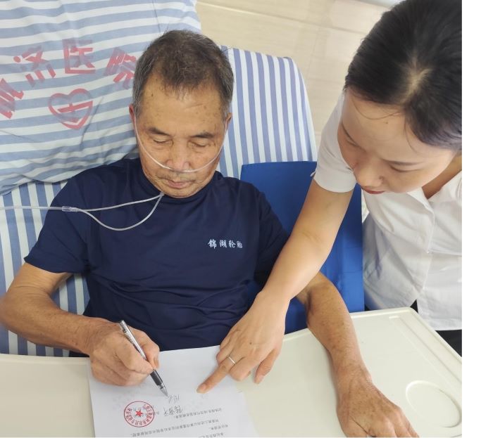 上门认证解忧难 服务暖心零距离——万载县行政审批局为住院社员开辟绿色通道