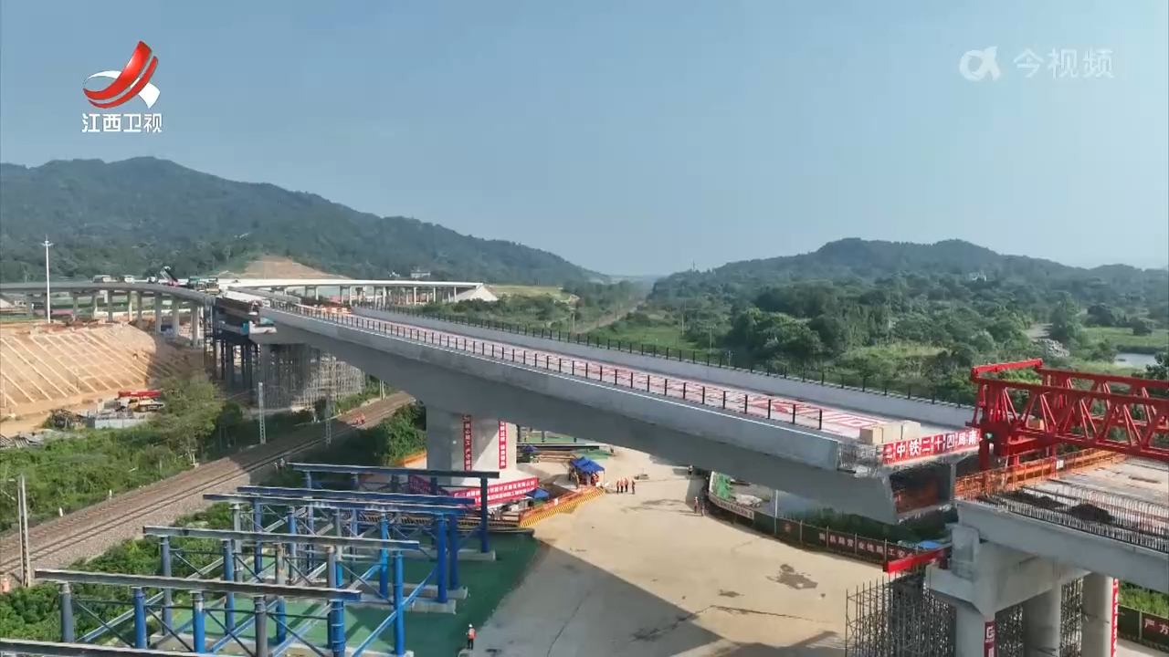 南昌西二环昌北枢纽A匝道桥梁今天成功转体