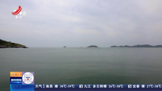 【放眼天下】辽宁大连：夫妻俩玩浆板被困 海警成功施救