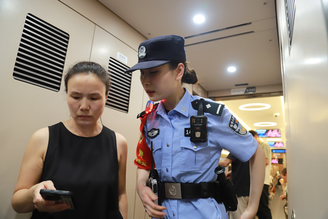 南昌乘警战高温 守护旅客出行路