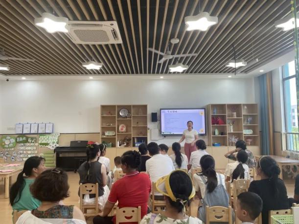 邂逅成长 共话美好——崇仁县高新区幼儿园2025年春季学期末家长会