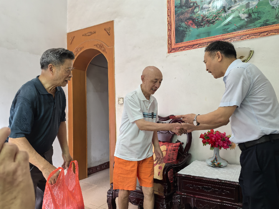 夏风送清凉 校情润桑榆——南城县实验中学党委走访慰问退休老干部