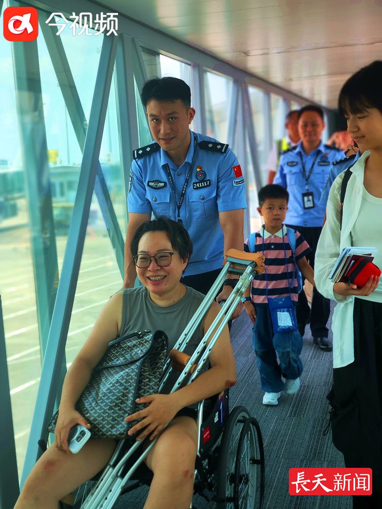 南昌边防检查站为两名特殊旅客提供暖心服务