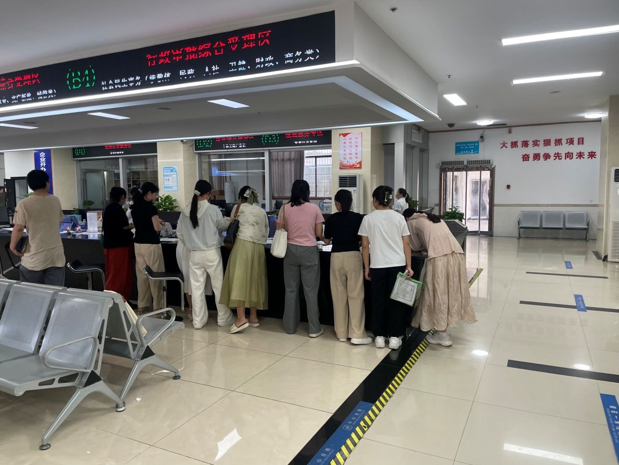 江西万载：“市县同权”改革，让高中教师资格认定更便民