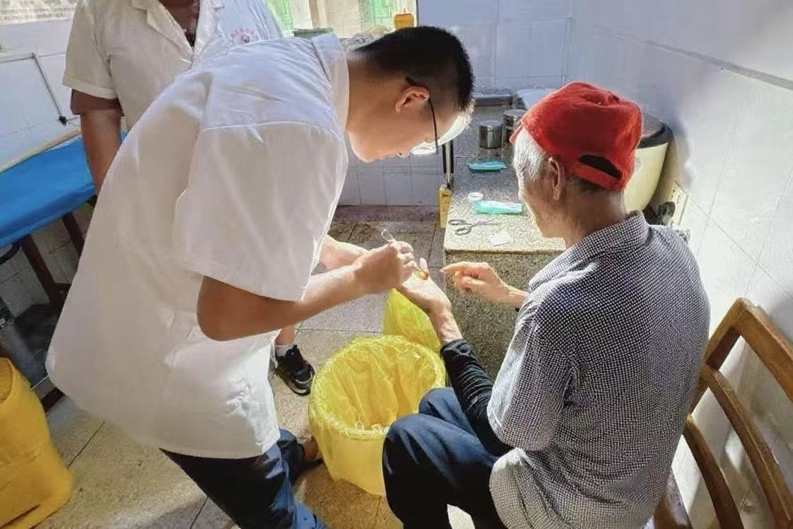 抚州乐安：鱼钩卡手急煞人 社区援手暖人心