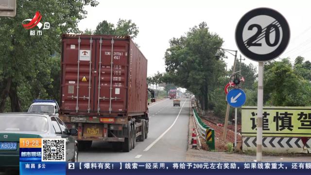 吉安泰和：货车过弯甩尾撞上摩托车 竟浑然不知！
