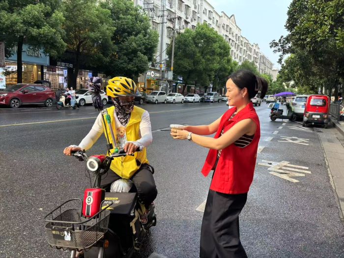 清凉沁心扉 关怀润暑途——上高县敖阳街道和平路社区“夏日送清凉”活动贴心开启