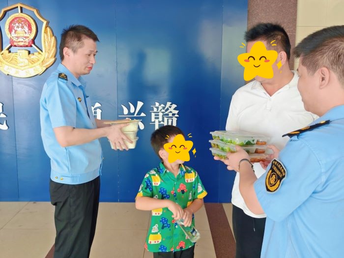 江西宜春：高温天的“及时饭” 执法中的“暖心桥”