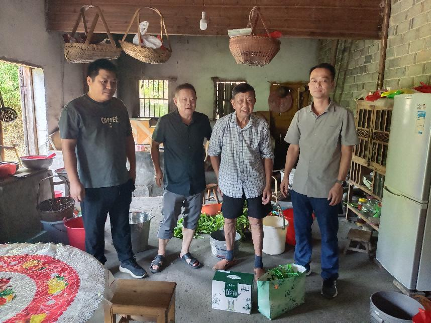 宜黄县二都镇：开展“情系桑榆·夏送清凉”走访慰问活动