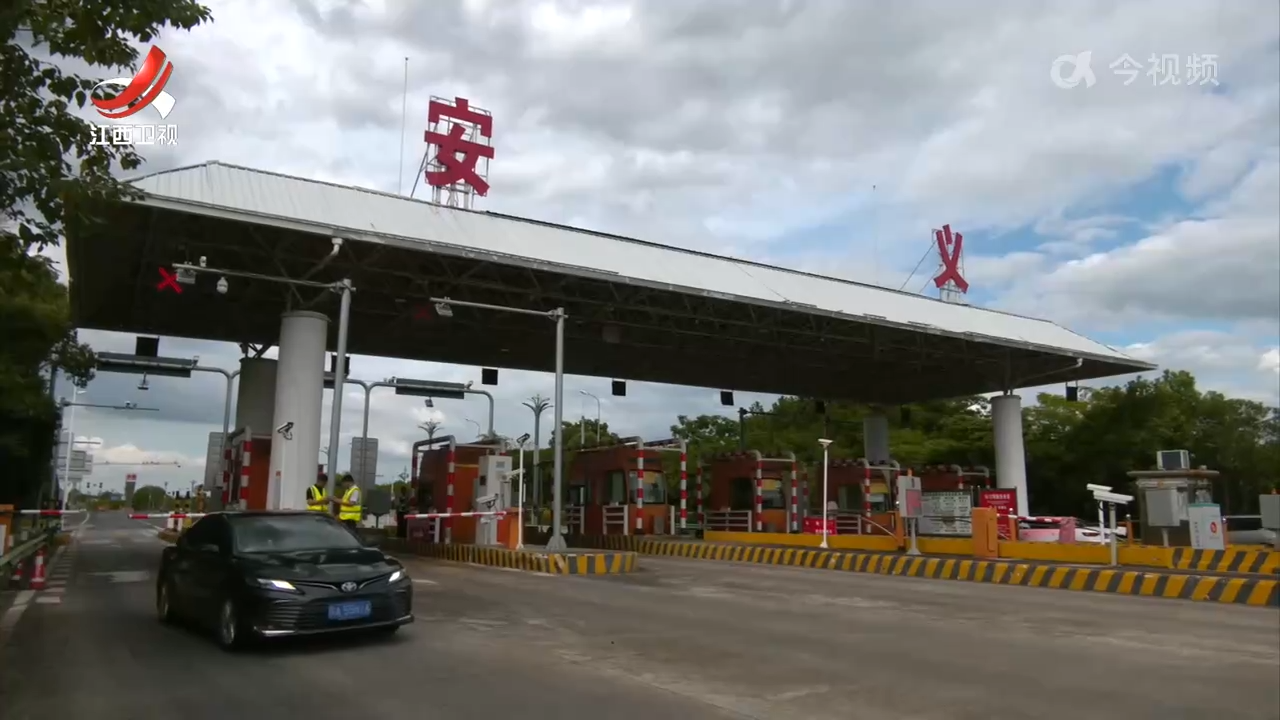 我省高速公路首台智能机械臂式缴费发卡机上岗