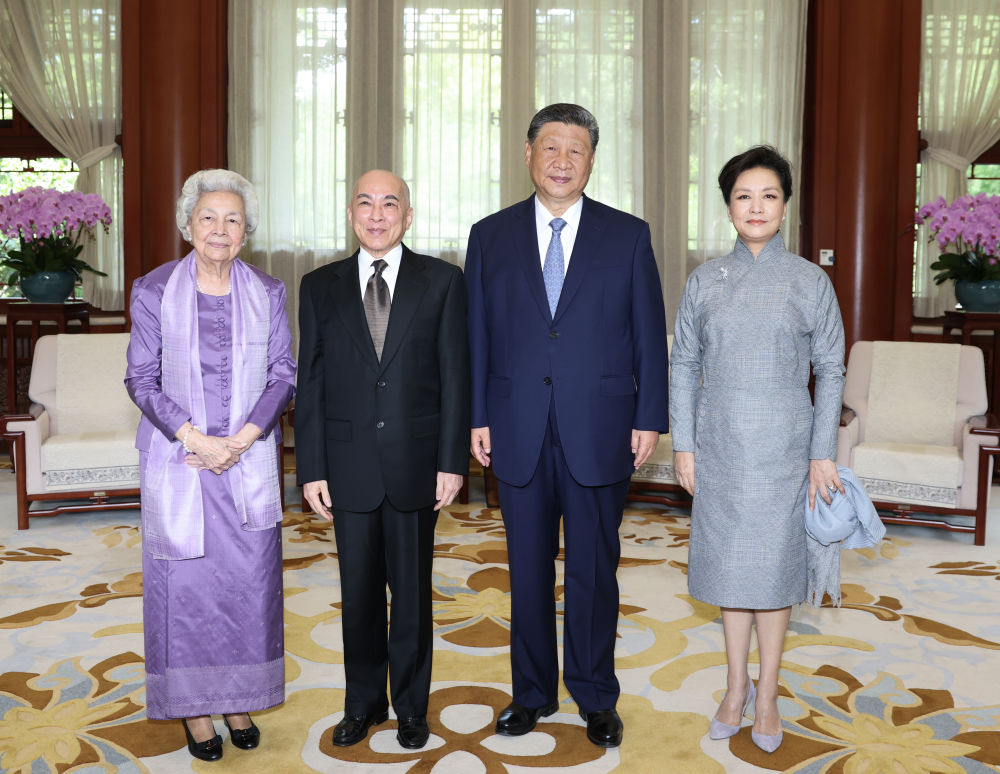习近平夫妇会见柬埔寨国王西哈莫尼和太后莫尼列   