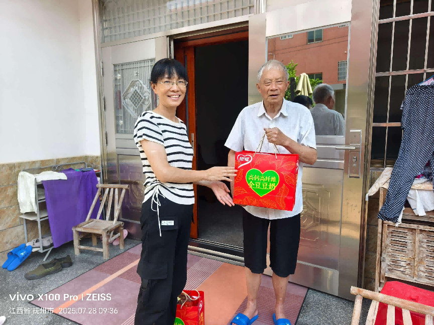 东乡区红星镇离退休干部党支部开展“送关怀、送清凉、促健康”走访慰问活动
