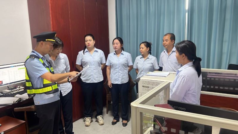 江西省交通运输执法局十支队二大队开展“百吨王”治理工作专题宣讲活动