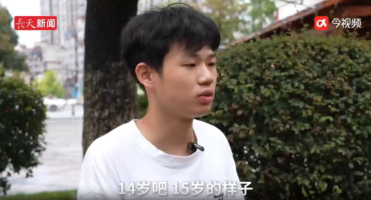 提前到校熟悉环境，那个背着爸爸上大学的大男孩说“很开心”