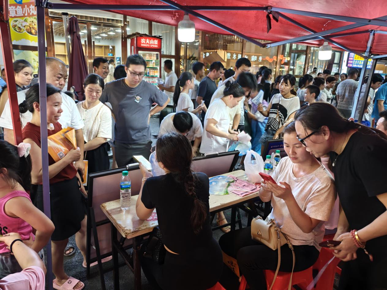 江西丰城：烟火气里搭起“就业桥”