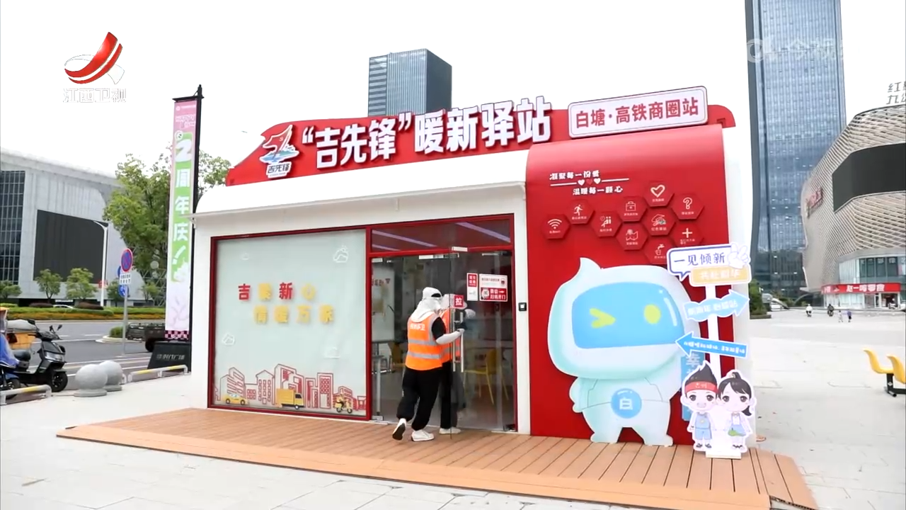晴热持续 为户外劳动者撑起“遮阳伞”