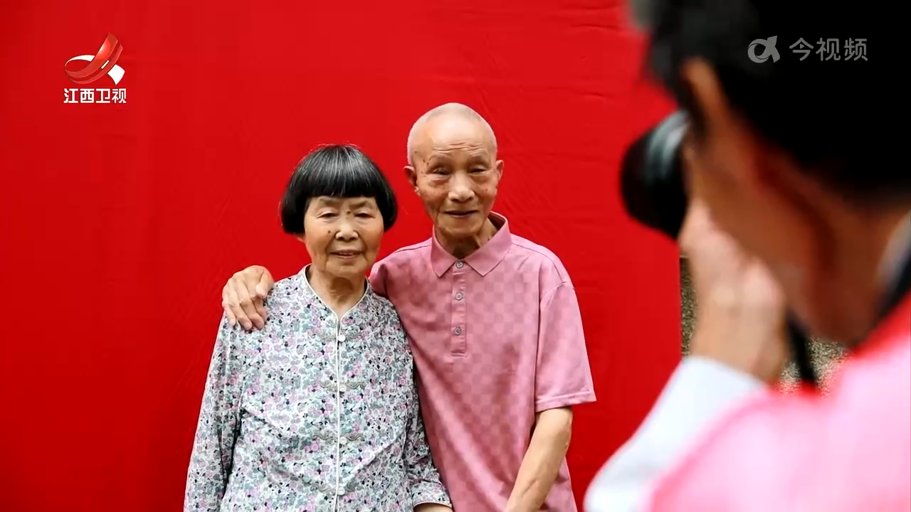 微光成炬：“群众摄影师”为700多位老人定格幸福瞬间