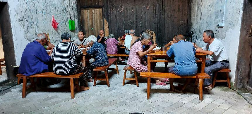乐安县湖坪乡西头村老年食堂开业，暖心服务解决老人就餐难题