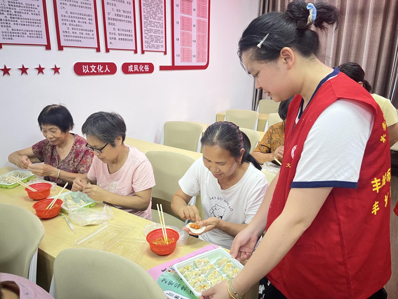 丰城市剑光街道坪家湖社区组织开展“伏天包水饺 夏日享安康”主题活动