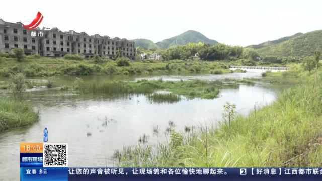 上饶三清山：老人夜陷河中淤泥 警民联手紧急救援