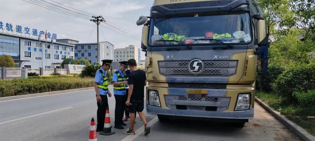江西省交通运输执法局十支队二大队：强化源头监管，护航大件通行
