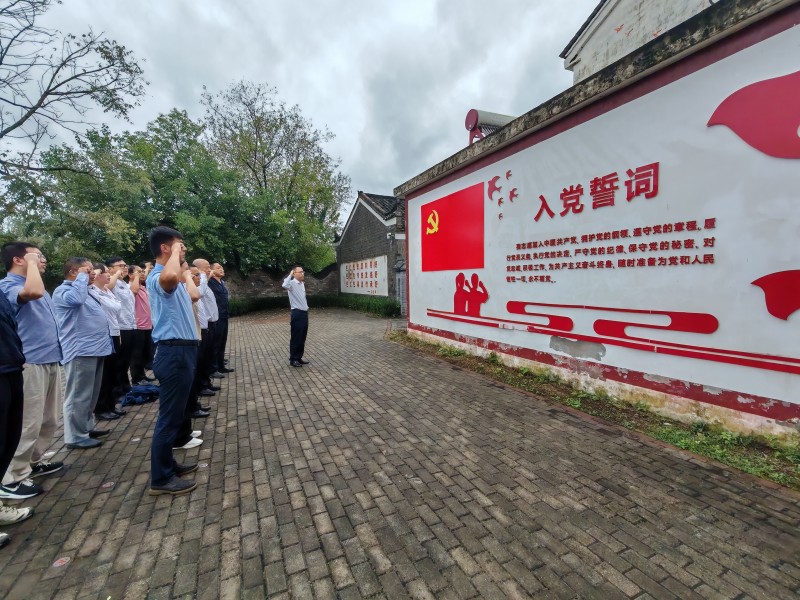 蒙蒙细雨中，他们一同走进游击队战斗过的地方