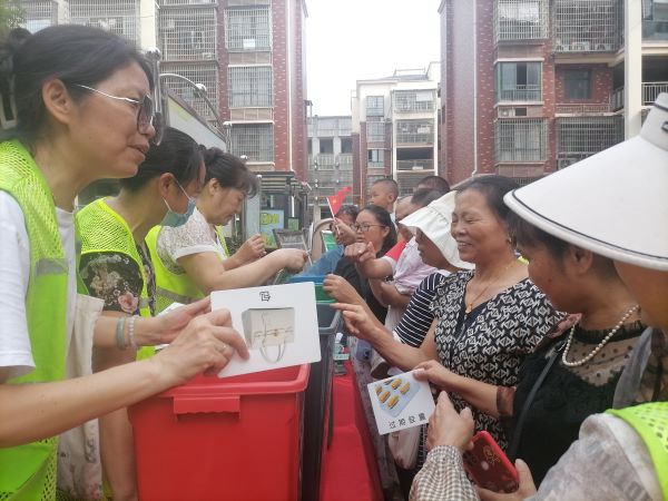 美化环境迎国庆 垃圾分类我先行——上高县敖阳街道开展垃圾分类主题宣传活动