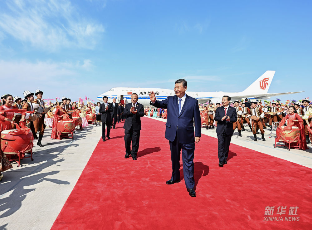 习近平率中央代表团抵达乌鲁木齐出席新疆维吾尔自治区成立70周年庆祝活动 