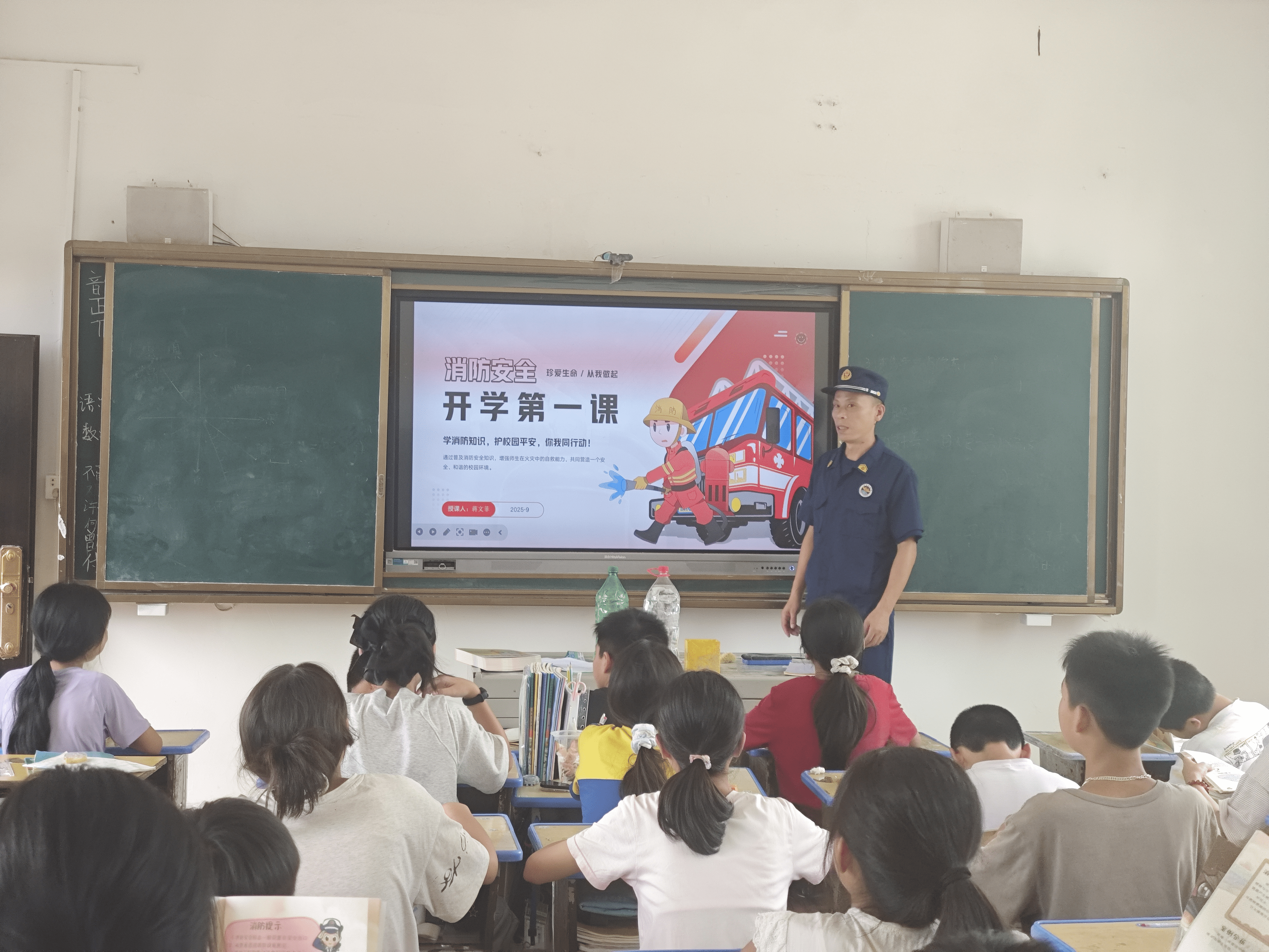 金溪县左坊镇中小学迎来消防安全“第一课”，志愿消防队现场授业护安全