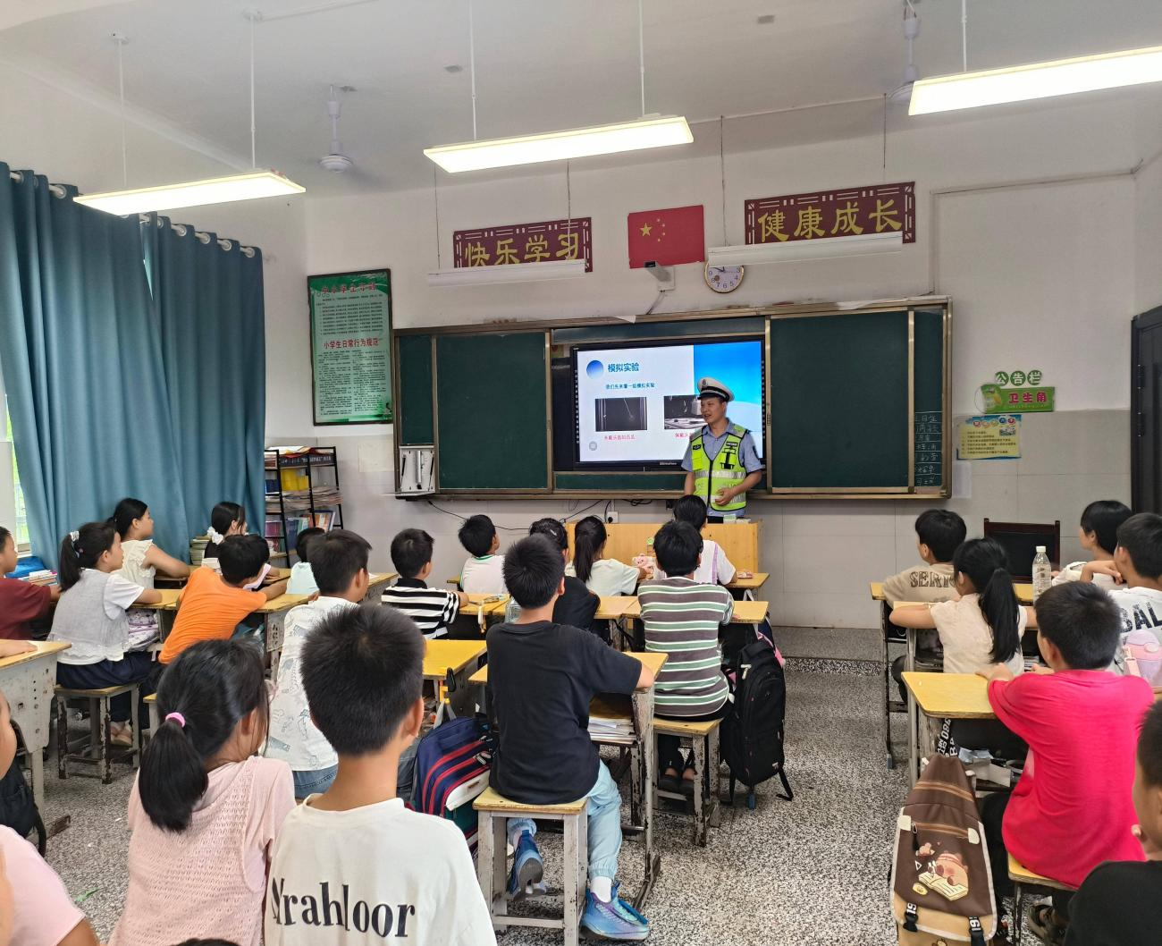 安全“警”相随——崇仁县巴山镇中心小学开展交通安全进校园活动
