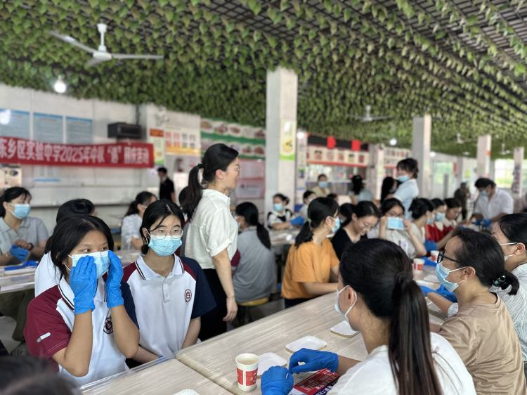 “师生巧手做月饼，共话团圆情”——东乡区实验中学开展2025年庆国庆迎中秋主题活动
